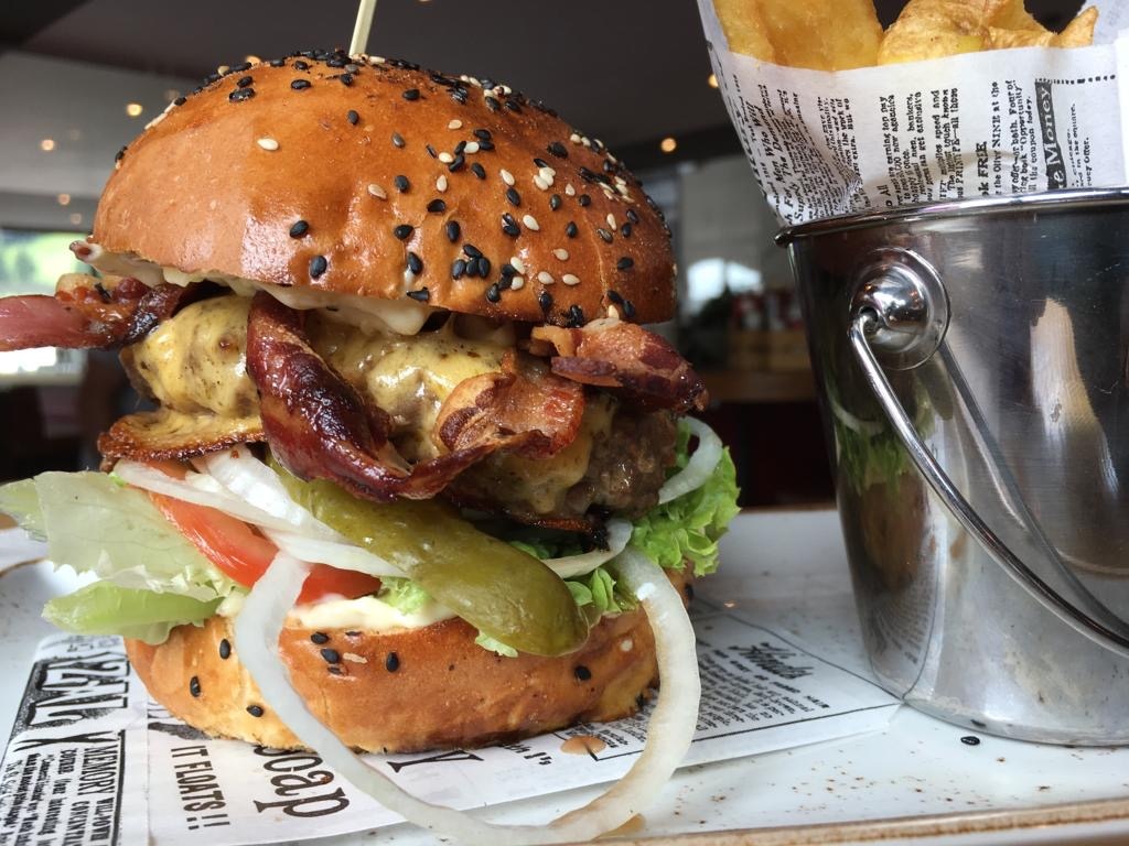 Cheeseburger & Pommes - serviert im IBEX Nauders an der B180