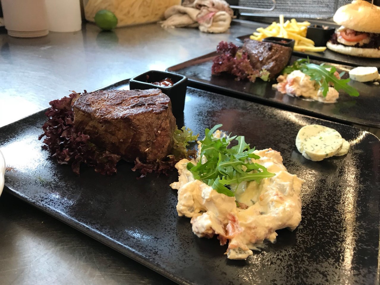 Steakgericht mit Beilagen - IBEX Restaurant Küche in Nauders - Raststätte B180 (Dreiländereck)