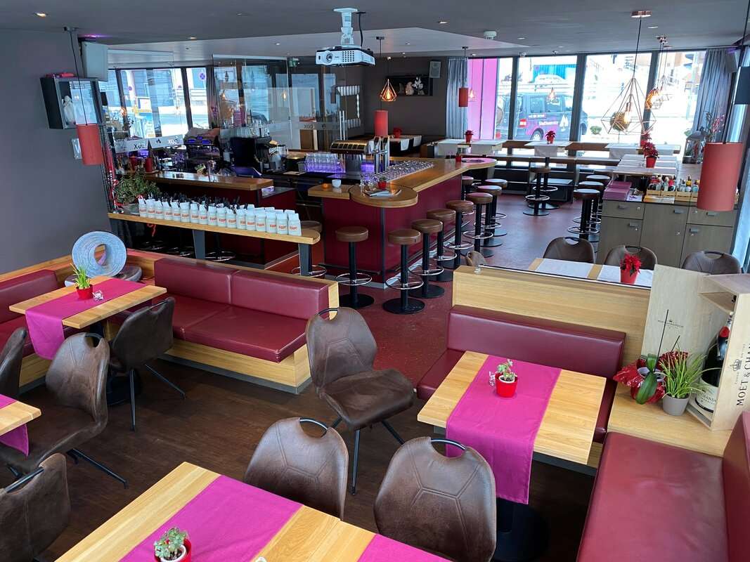 Innenraum IBEX Restaurant & Bar - gemütliche Sitzplätze mit Alpenblick in Tirol (Dreiländereck)