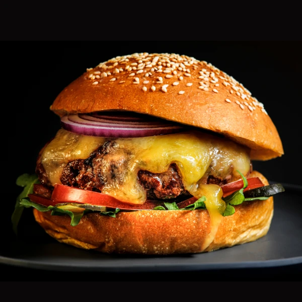 Cheeseburger mit Tomate, Salat und Brioche Bun – 100 % homemade - im Ibex in Nauders am Reschenpass