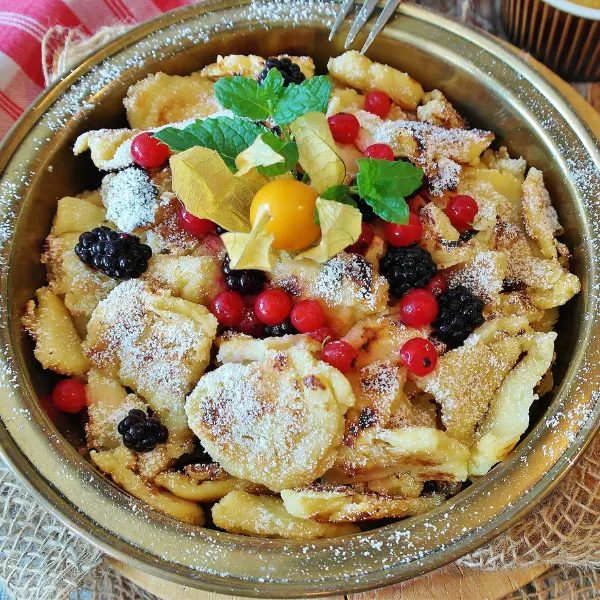 Fruchtiges Dessert mit Sahne und frischen Beeren – süßer Genuss in Nauders am Reschenpass