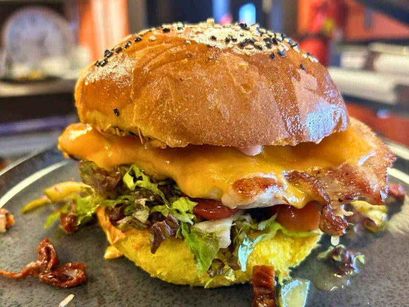 Hausgemachter Burger mit Salat und Tomaten - IBEX Nauders am Reschenpass