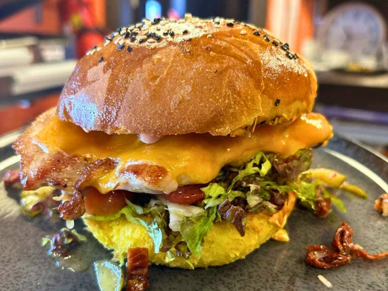 Burger-Spezialität im IBEX Restaurant Nauders – 100 % homemade Genuss am Reschenpass