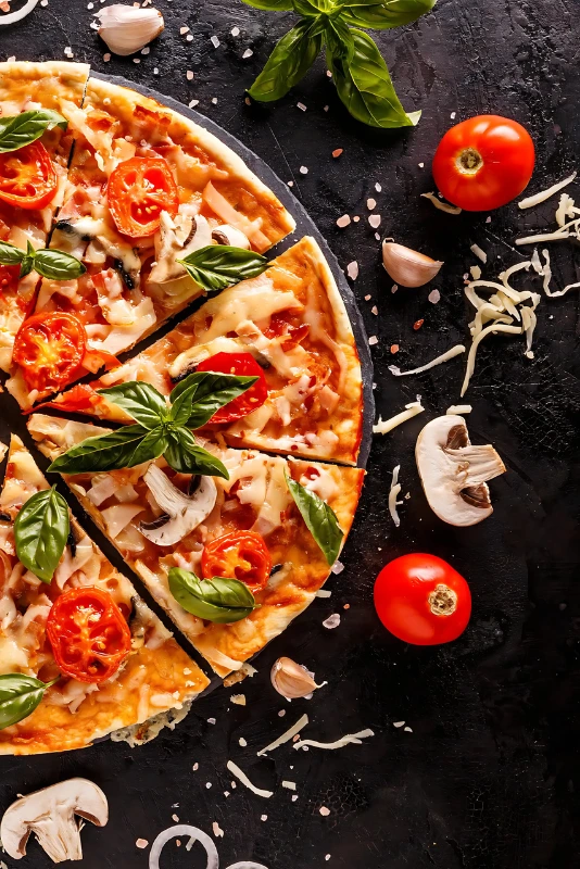 Italienische Steinofenpizza mit Tomaten und Mozzarella – IBEX Nauders