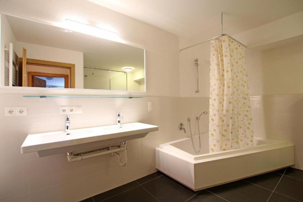 Zimmer mit Dusche – komfortabel übernachten im IBEX Hostel Nauders - Unterkunft am Reschenpass