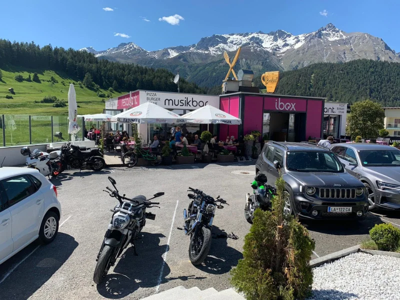 Terrasse des IBEX Nauders im Sommer mit Bergblick - Essen mit Aussicht am Reschenpass (B180)